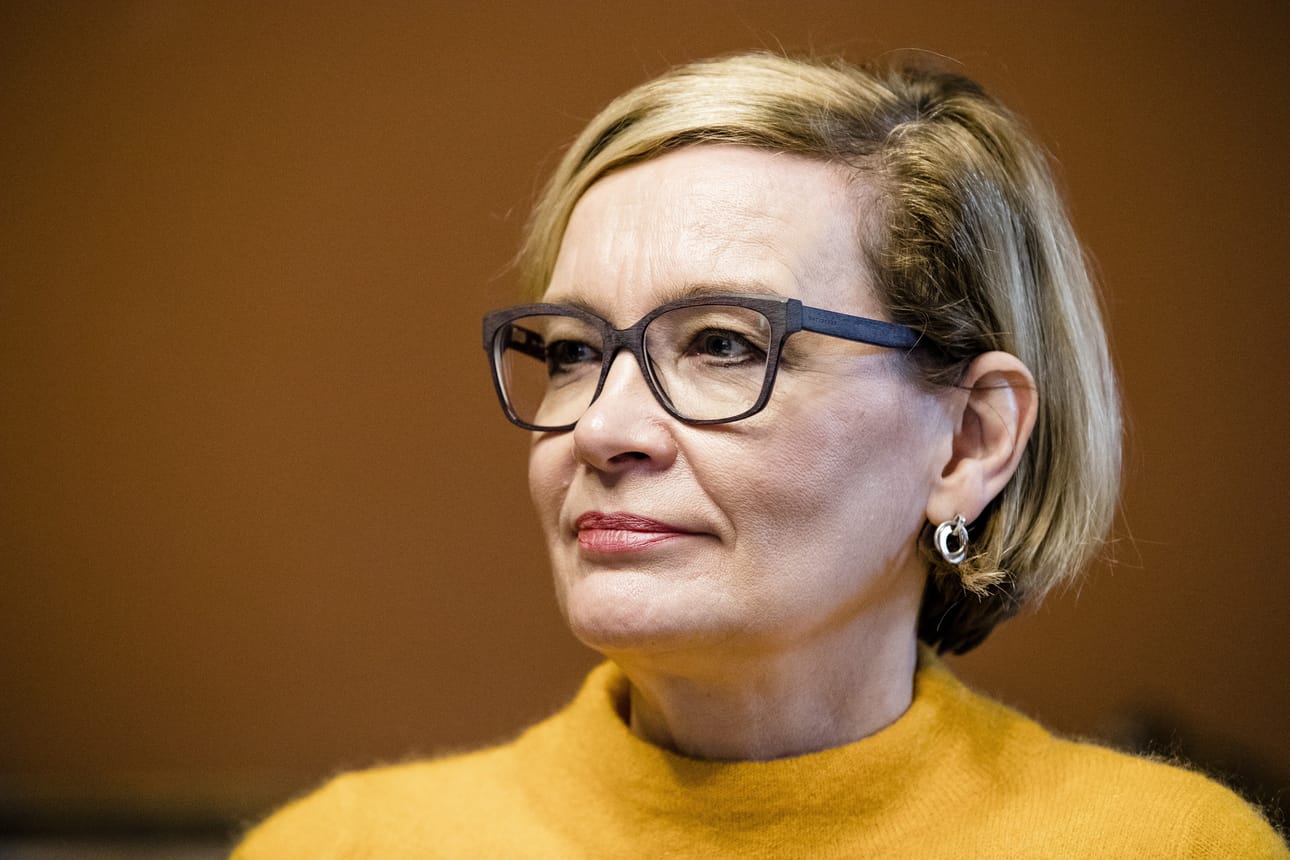 Sisäministeri Paula Risikko (kok.) puhui median edustajille Turun pääpoliisiasemalla järjestetyssä tiedotustilaisuudessa perjantaina. Arkistokuva.