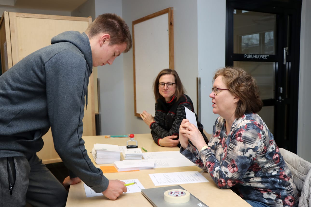 17-vuotias Eetu Penttilä oli nuorin äänestäjä keskiviikkoaamuna ennakkoäänestyksen alkaessa. Samalla Penttilä antoi elämänsä ensimmäisen äänen virallisissa vaaleissa.