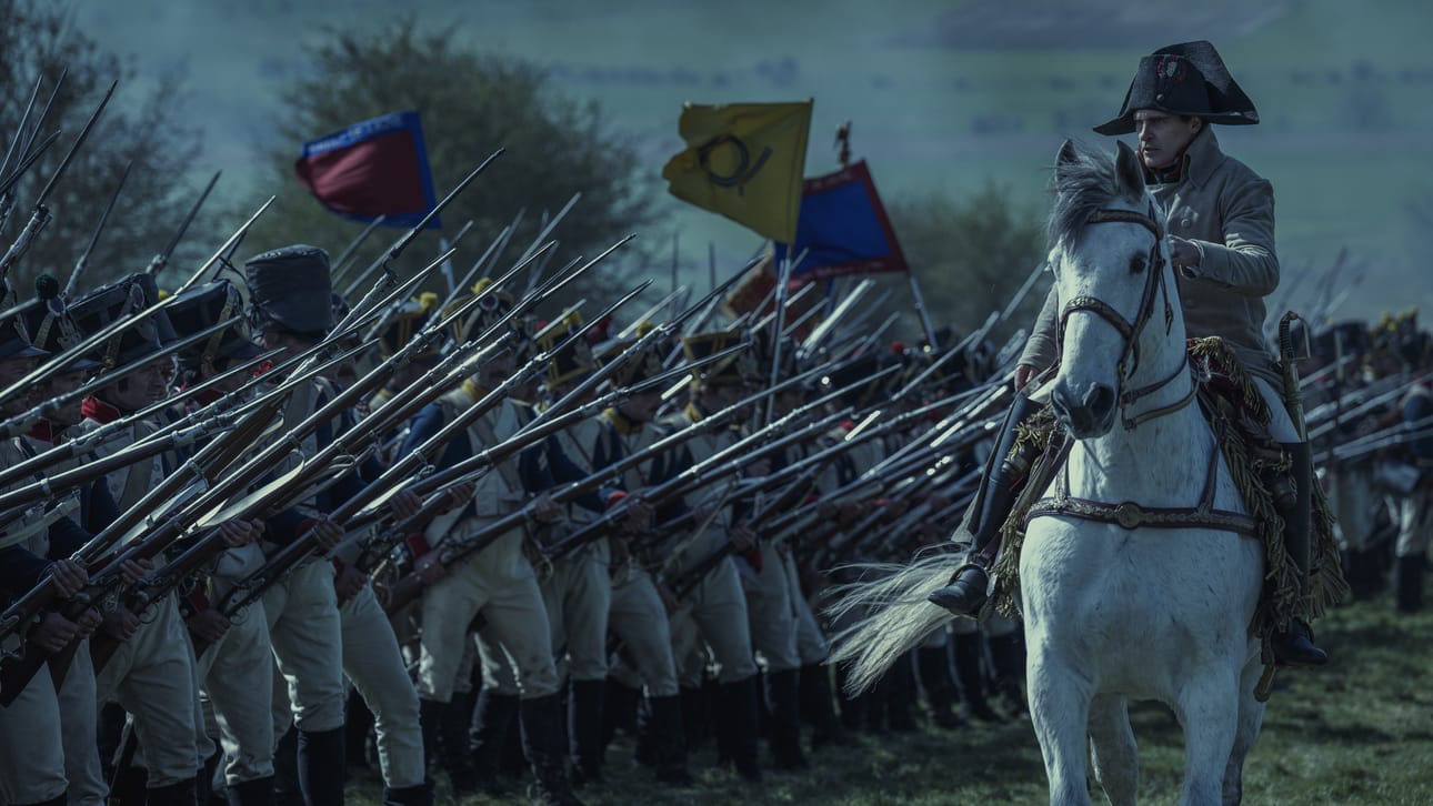 Napoleon Bonaparte (Joaquin Phoenix) tarkastamassa joukkojaan kohtalokkaassa Waterloon (1815) taistelussa.