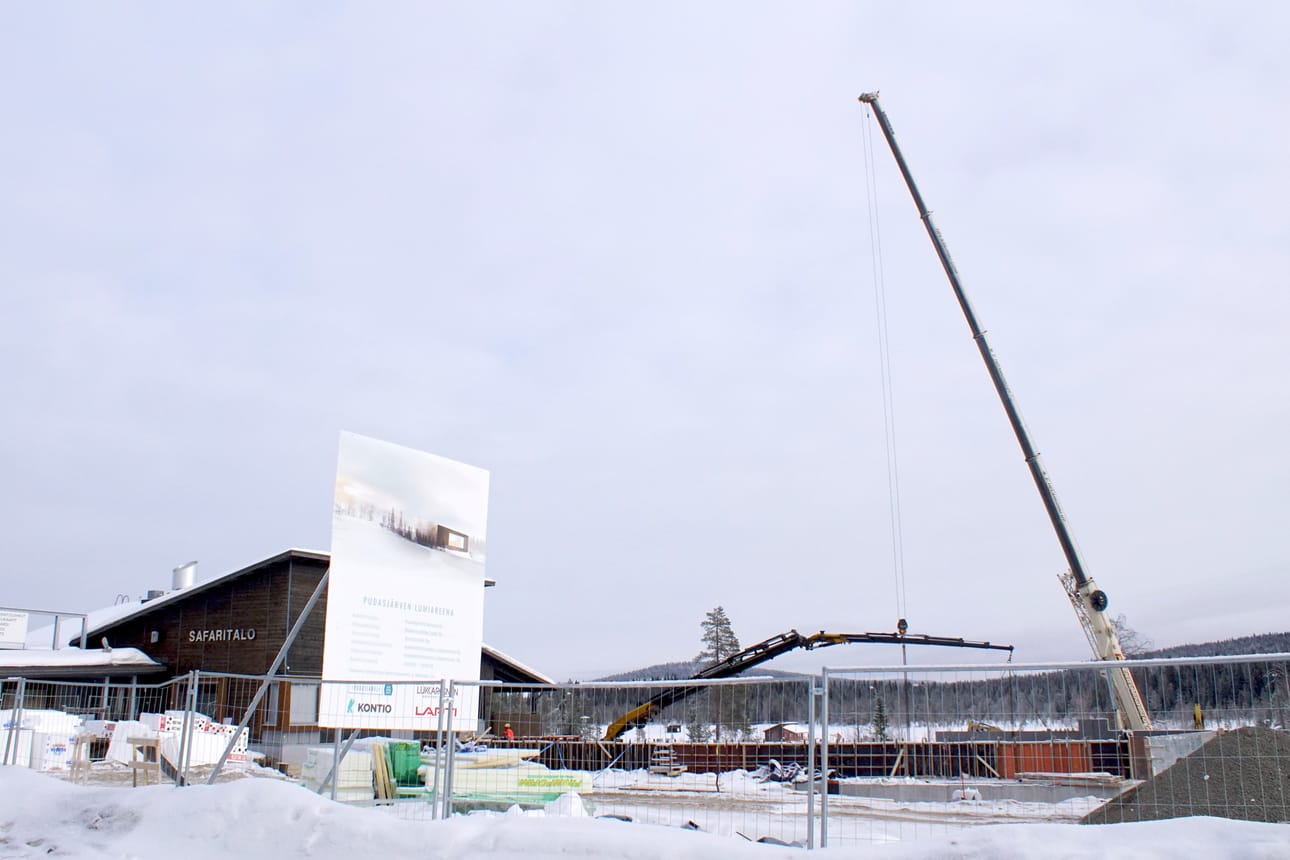 Pudasjärven työllisyystilanne on parantunut selvästi viime aikoina. Kuvassa Iso-Syötteen rakennustyömaa tällä viikolla. Tontille nousee Lumiareena ja huoneistohotelli nykyisen safaritalon viereen.