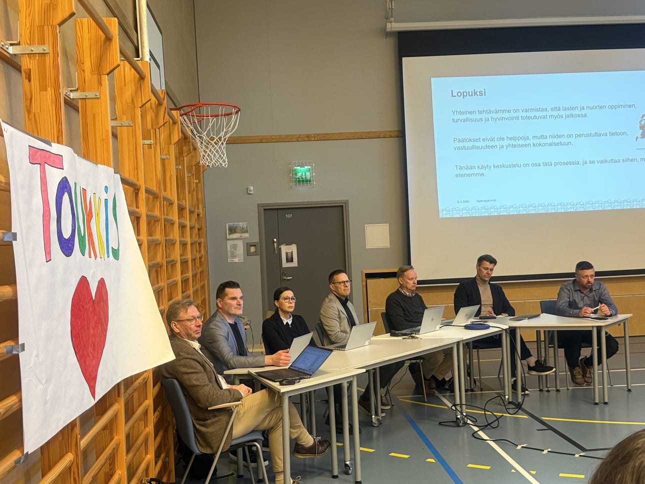 Kuulemistilaisuudessa olivat paikalla kaupunginarkkitehti Jussi Aittoniemi (vas.), alakoulujen ja erityiskoulujen perusopetusjohtaja Tuomo Lukkari, yläkoulujen, yhtenäiskoulujen ja lukioiden perusopetusjohtaja Marika Ojala, opetustoimenjohtaja Ville Järvi, sivistys- ja hyvinvointijohtaja Antti Takala, kaupunginhallituksen puheenjohtaja Pasi Kivisaari sekä kasvatus- ja opetuslautakunnan puheenjohtaja, kaupunginvaltuutettu Ville Hietanen.