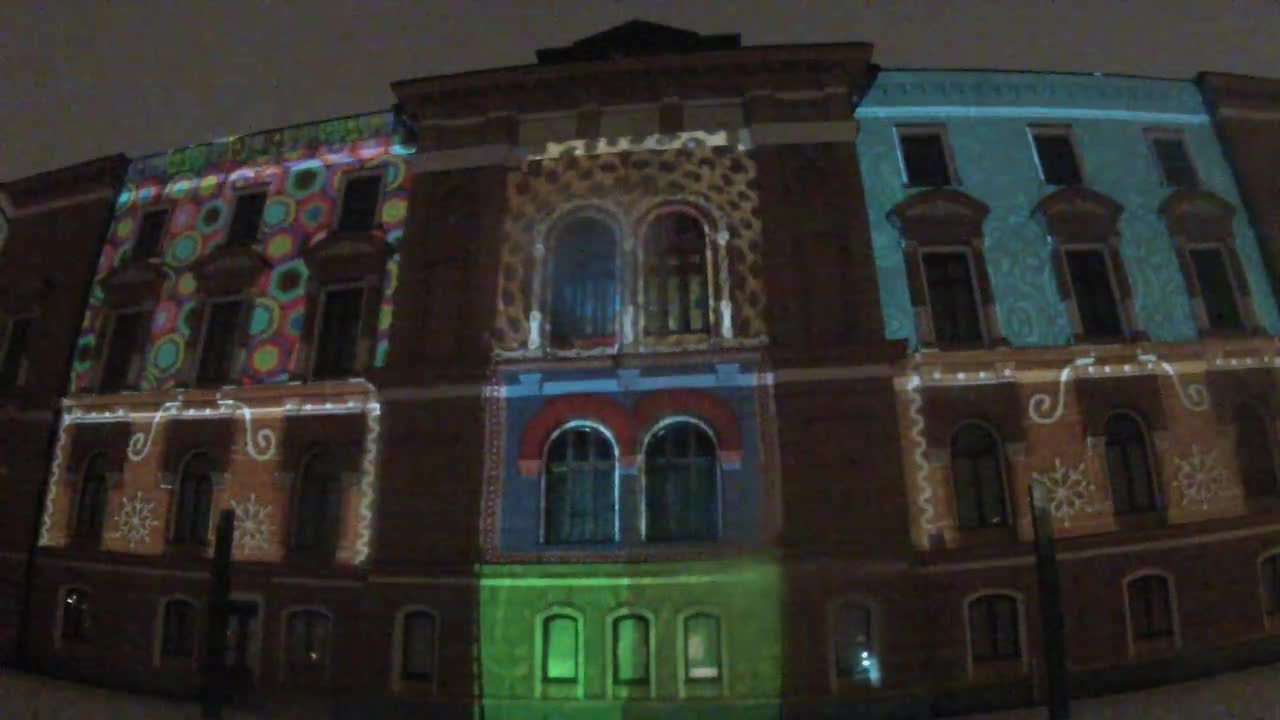 Kaupungintalo sai Lumo-festivaaleilla geometrisia kuvioita ja joulukoristeita