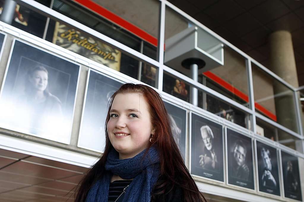 "Esityksestä ei tule raskasta oloa, vaan hymyilyttää ja naurattaa vaan", Ainokaisa Veteläinen arvioi.