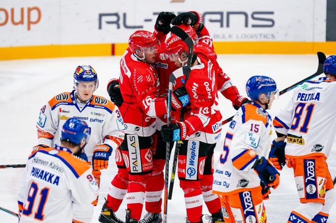 Jesse Paukun (numero 16) nopea avausmaali löi alkutahdit Sportin kolmannelle peräkkäiselle voitto-ottelulle. KUVA: SAMPPA TOIVONEN