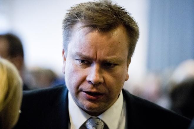 Puolustusministeri Antti Kaikkonen. Arkistokuva