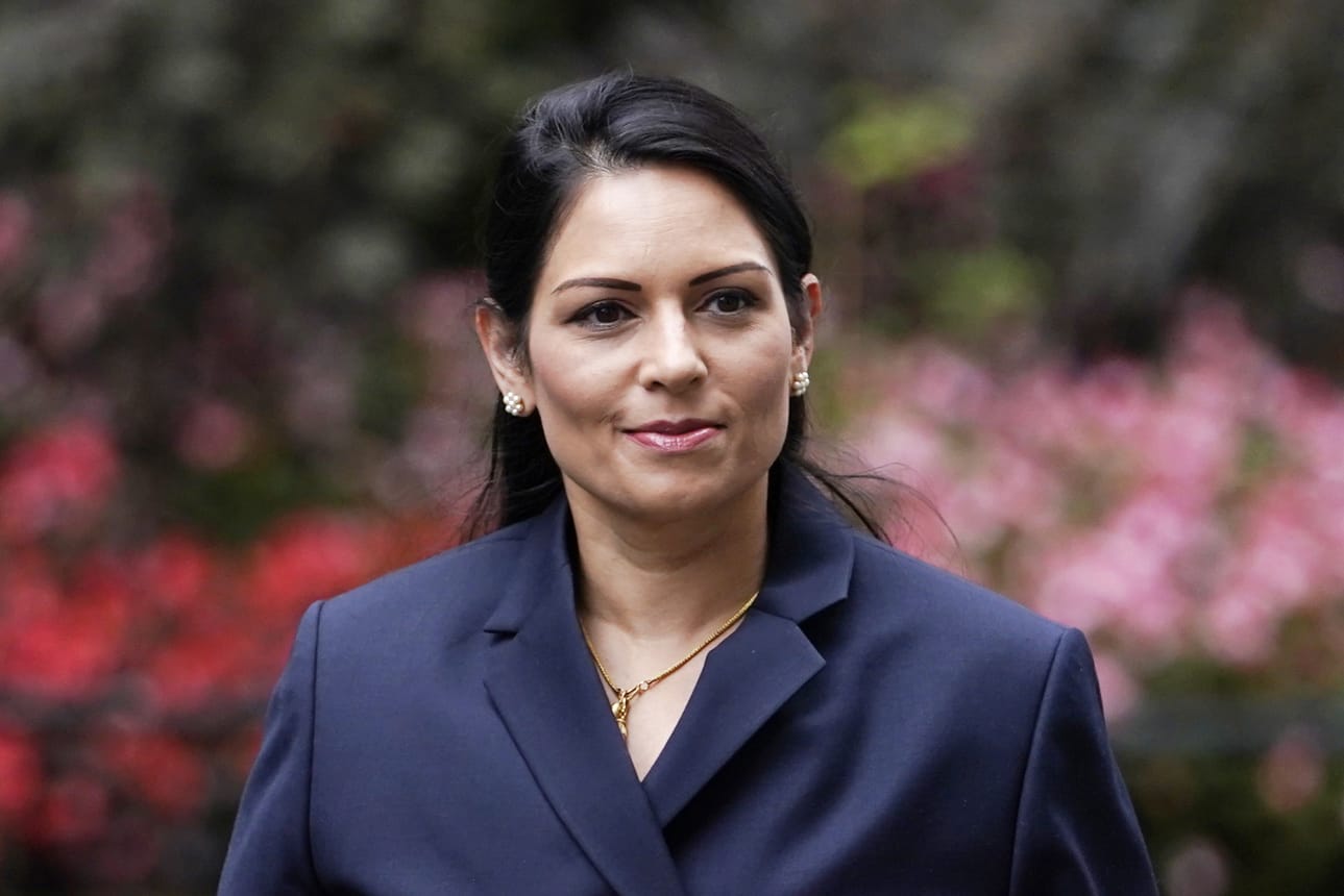 Britannian sisäministeri Priti Patel on kehottanut brittejä ilmoittamaan poliisille naapureistaan, mikäli nämä eivät noudata koronarajoitteita.