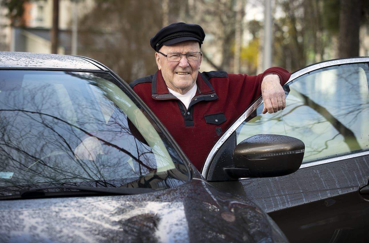 – Auto on omaishoitajalle erittäin tärkeä kulkuväline, kertoo 90-vuotias Mikko Kivimäki.