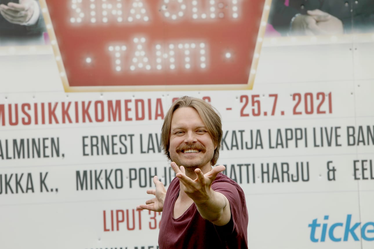 Mikko Pohjolan mukaan teatterin tekeminen on ollut jatkuvaa uuden oppimista.