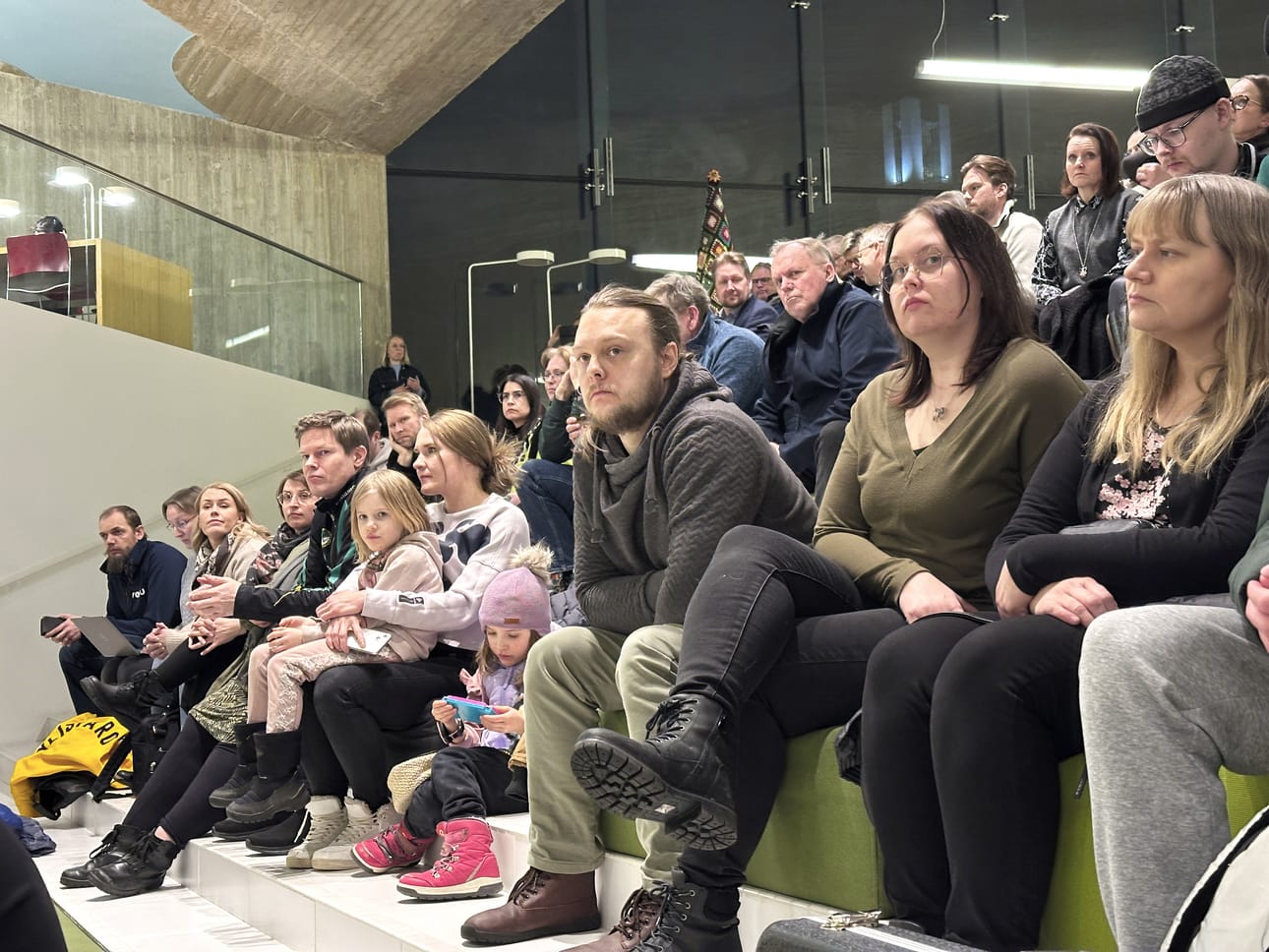 Kouluverkkoa käsittelevää keskustelua kuunneltiin vakavana.