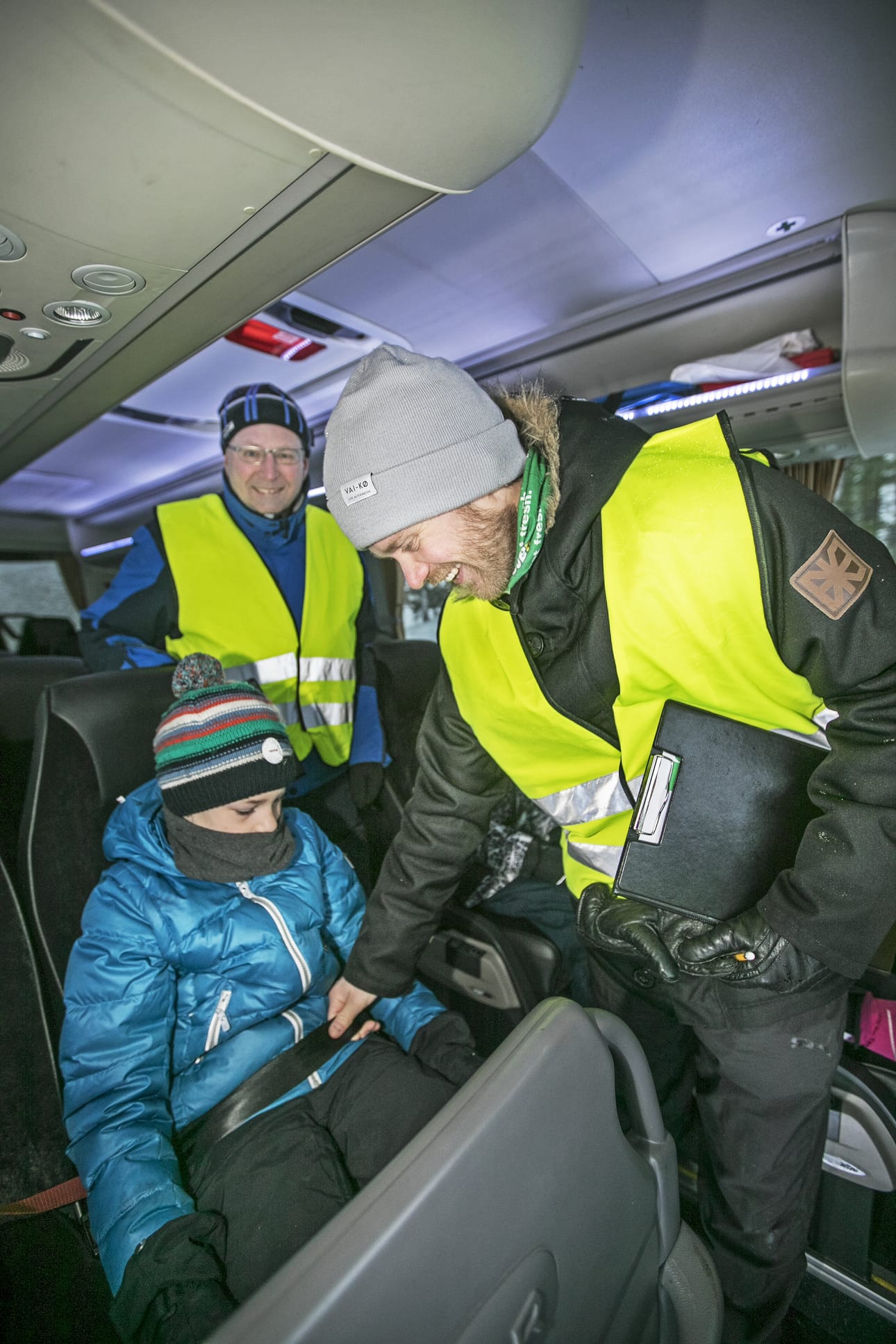 Matti Träskelin (vasemmalla) ja Juuso Kalmakoski tarkastamassa Aamos Aunelan vyötä.