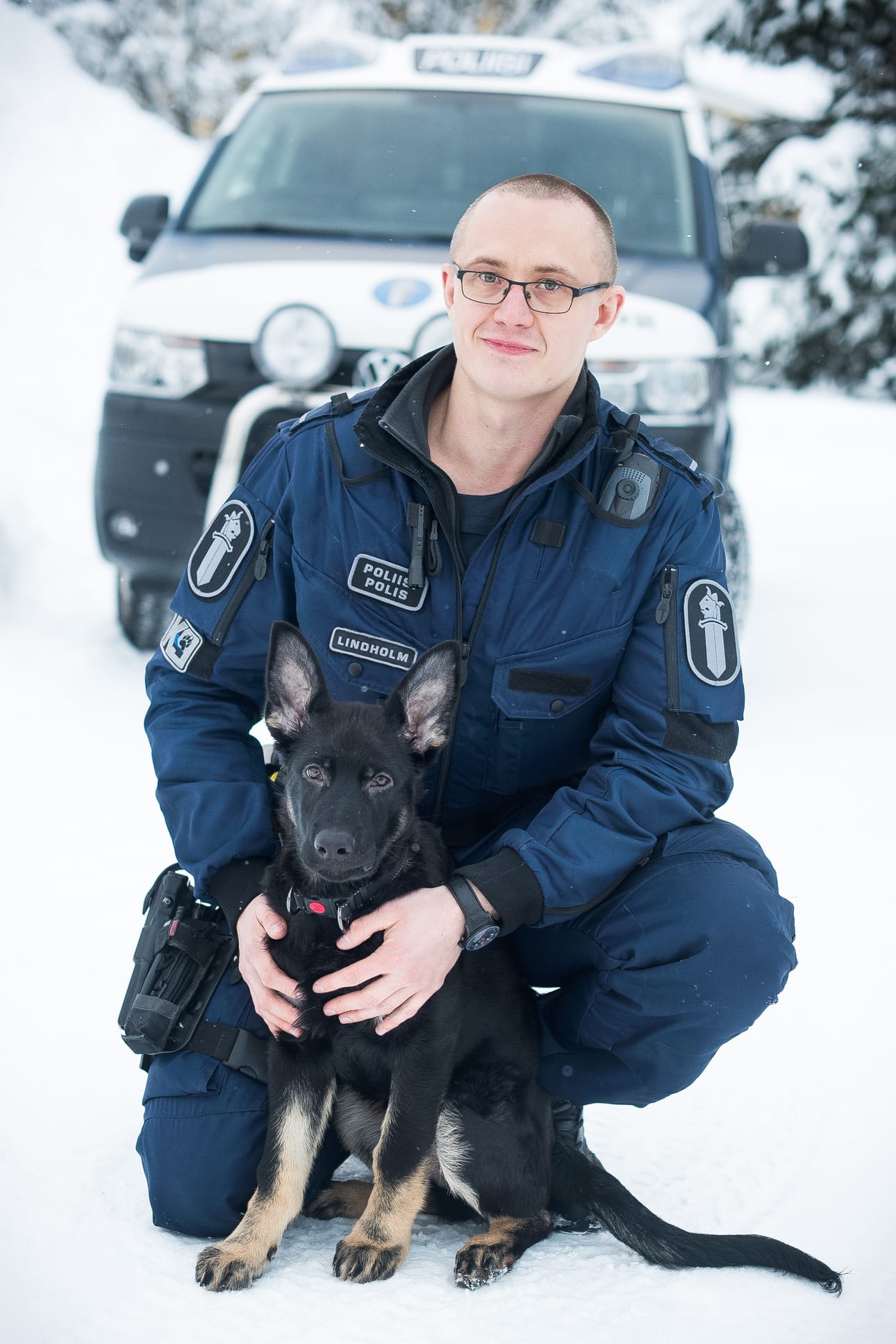 Koiran luottamus ohjaajaansa rakentuu yhdessä tekemällä. Koska poliisikoira asuu ohjaajansa kotona ja on kuin yksi perheenjäsenistä, muodostuu suhde automaattsesti tiiviiksi.