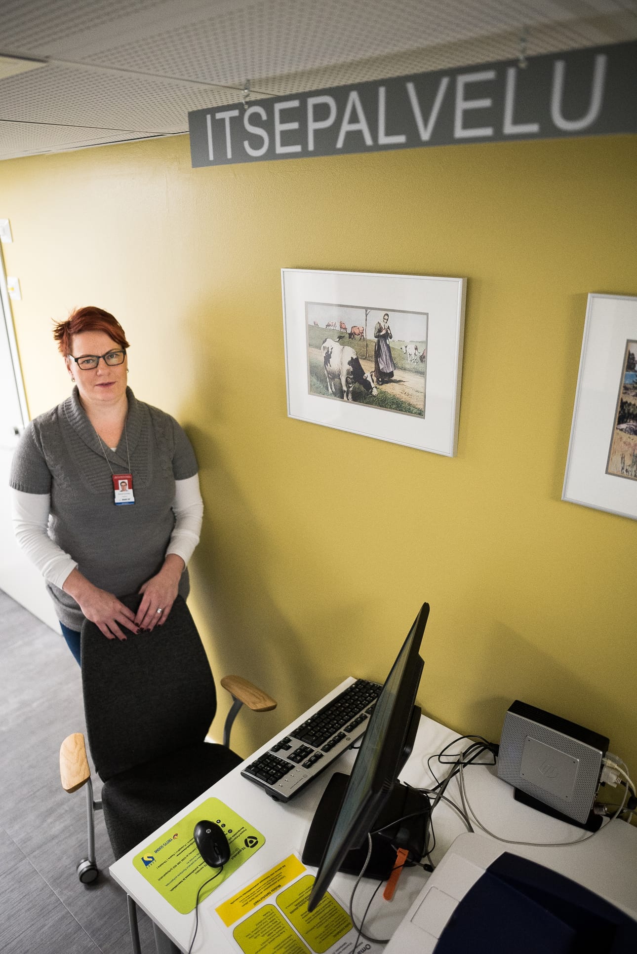 Yksilöohjaaja Sanna Kulmala Koillis-Suomen Aikuiskoulutuksesta on kuluvana vuonna ollut tuttu näky maanantaisin Kuusamon TE-keskuksen asiakaspalvelussa. Tämän viikon maanantai oli toimiston verkkopalvelujen neuvonnassa tavallista hiljaisempi, sillä neuvontapisteessä kävi vain kuusi asiakasta. Viikottaisessa neuvonnassa on yleensä käynyt 10–20 asiakasta.
