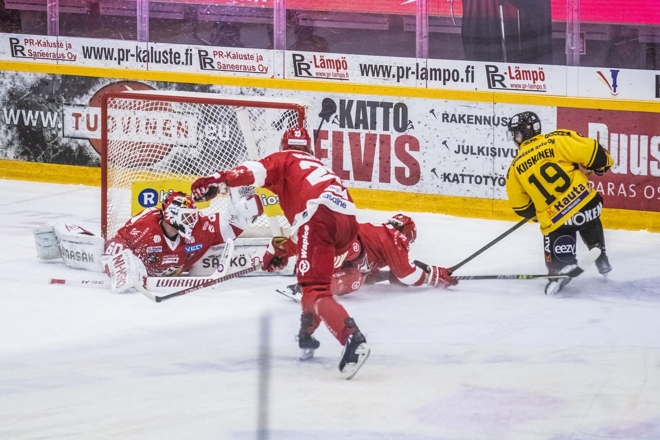 Rasmus Reijola esitti tärkeitä torjuntoja. Ensimmäisessä erässä hän nollasi Tuomas Kiiskisen yrityksen.