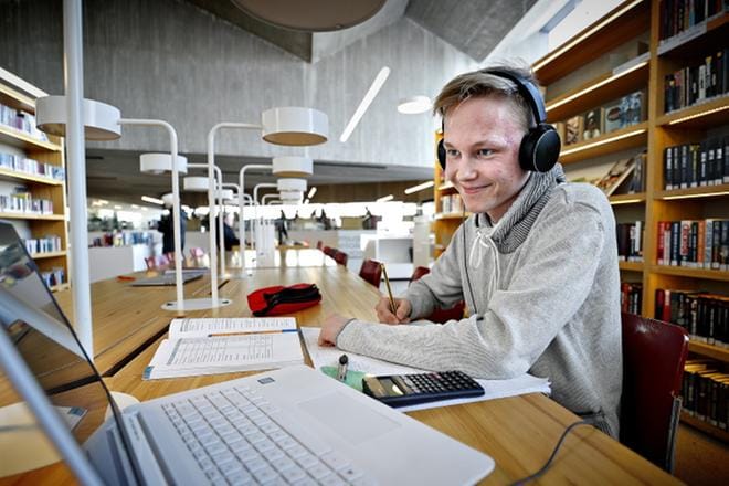 Seinäjoen lukion abiturientti Leevi Malin tavoittelee fysiikasta laudaturia. Hän aikoo pyrkiä Tampereen yliopistoon opiskelemaan diplomi-insinööriksi. – Minulle on ollut aina selvää, että haluan jollekin matematiikan alalle, Malin kertoo. KUVAT: TOMI KOSONEN