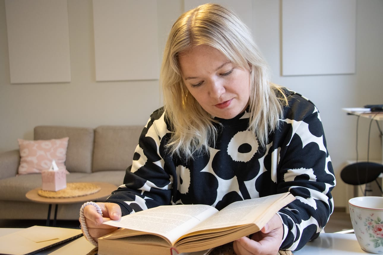 Katja Joensuu lukee pelastamaansa vanhaa kirjaa mielenterveydestä. Vielä 1970-luvulla autismi luettiin skitsofrenian kanssa samaan luokitukseen.