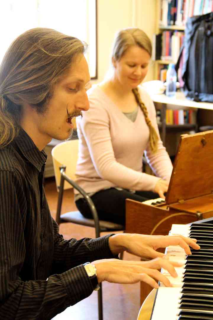Olli Kari opettaa Sanna Korhoselle harmoninsoittoa.