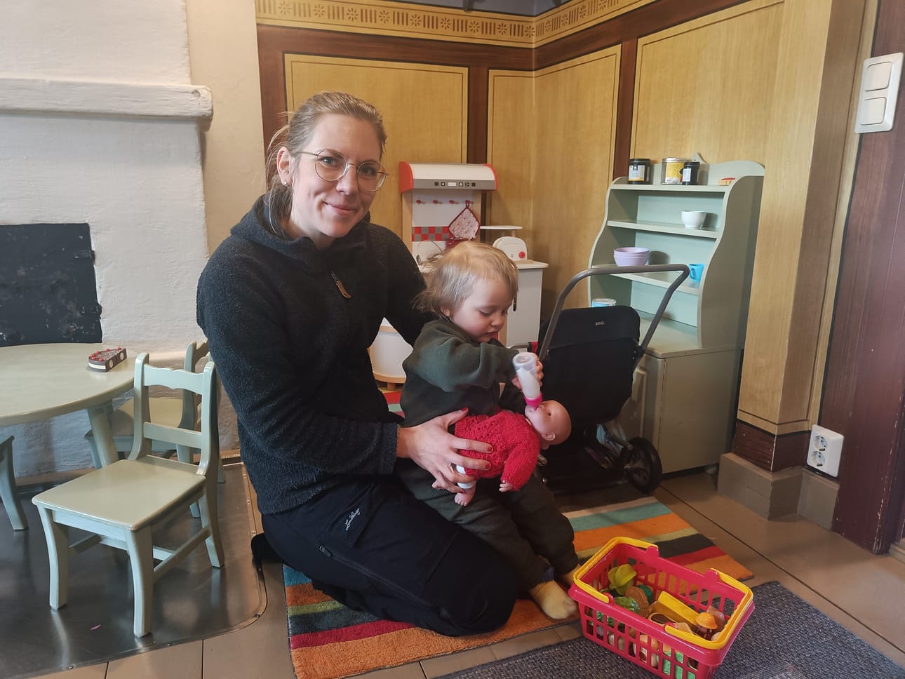 Linnea Bagge harmittelee avoimen päiväkotitoiminnan loppumista, sillä hänestä on tärkeää, että Caspian Nord saa leikkiä muiden lasten kanssa.