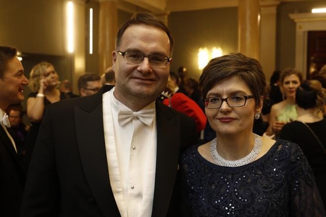 Päätoimittaja Matti Posio ja puolisonsa Olga aikoivat vielä tanssia Linnassa. Ensiyritys kariutui ruuhkaan. KUVA: Joel Maisalmi