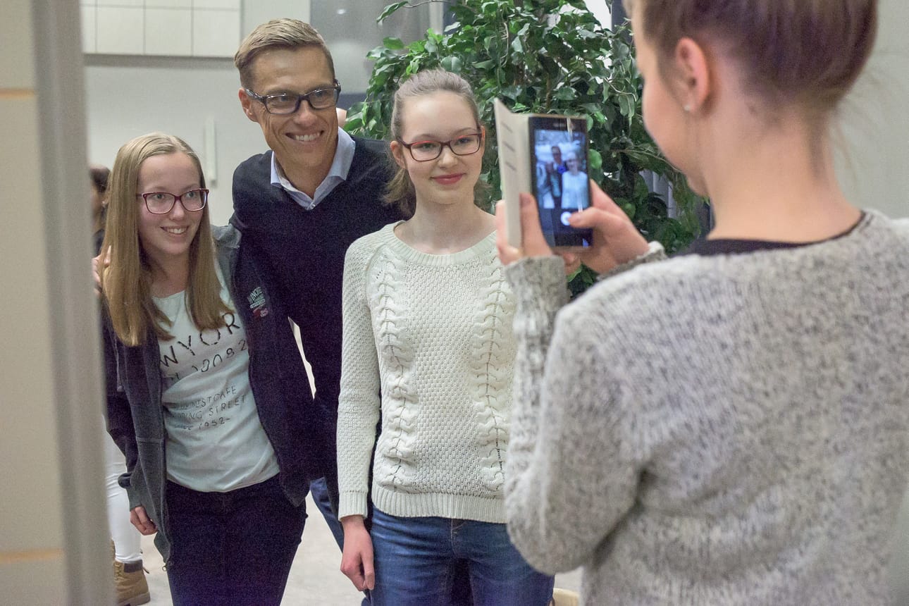 Alexander Stubb poseerasi selfiekuvissa Kuusamon lukion tyttöjen kanssa puhetilaisuutensa päätteeksi.