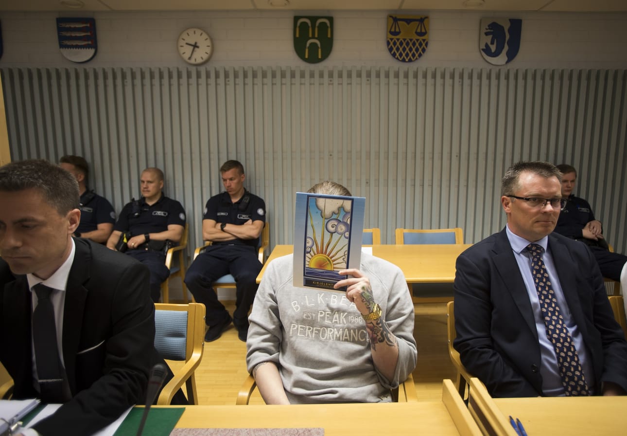 Murhasyytetyt peittivät kasvonsa käräjäoikeudessa. Vuonna 1995 syntynyttä miestä avustaa asianajaja Markus Pöhö (vas.). Oikella puolella istuu toista murhasta syytettyä avustava varatuomari Tuukka Tieksola. Kaikkiaan kolmelle miehelle vaaditaan rangaistusta murhasta.