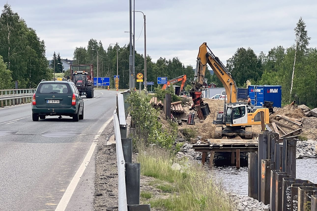 Vilkkaasti liikennöidyn valtatie 21:n rinnalle rakennetaan silta kevyelle liikenteelle. Jahka se saadaan valmiiksi, ohjataan liikenne sitä pitkin, jotta päästään kunnostamaan varsinainen ajosilta.