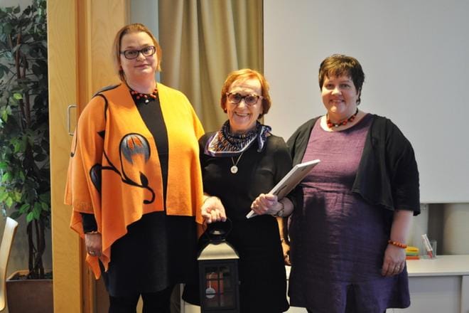 Vuoden eteläpohjalainen maa- ja kotitalousnainen on Eeva Hunnakko Alavudelta (keskellä). Palkinnon hänelle ojensivat Mervi Mäki-Neste ja Terhi Jaskari (oik.).