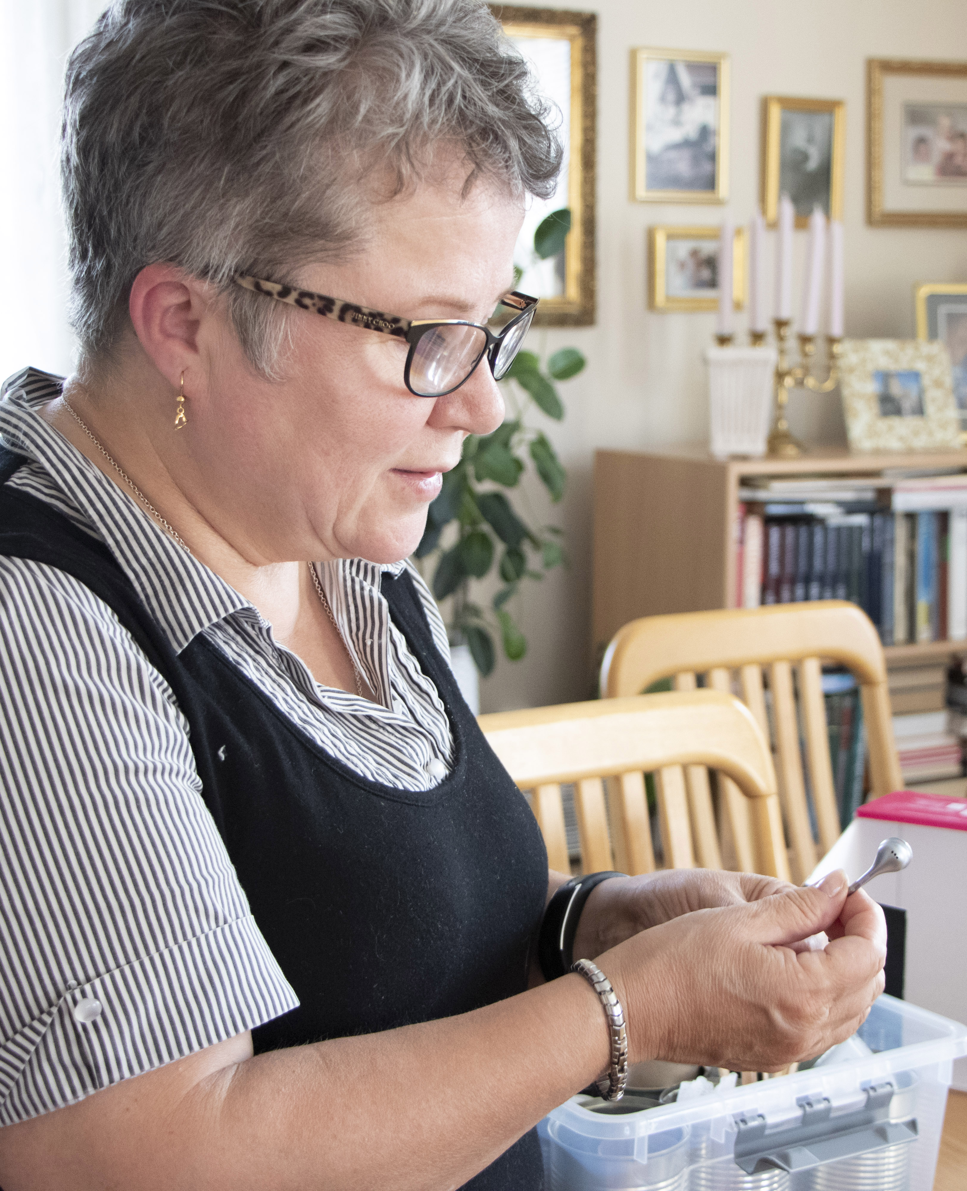Rikkoutunut korvanappi on aivan loistava suihkun luuri.