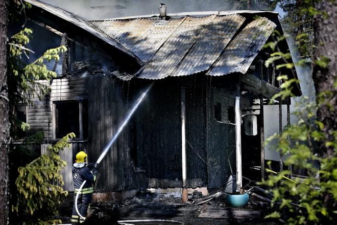Iäkäs omakotitalo paloi purkukuntoon Seinäjoen Hallilassa perjantaina iltapäivällä. KUVA: TOMI KOSONEN