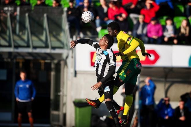 VPS:n Andre Clennon (vas.) ja Ilveksen Baba Mensah kamppailivat pääpallosta. KUVA: TIMO ANNANPALO