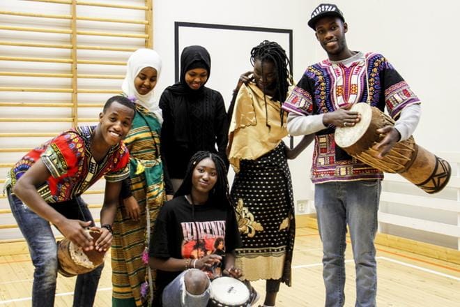 Afrikkalaista kulttuuria esittelevät nuoret olivat pukeutuneet värikkäisiin vaatteisiin ja rummuttivat näytteen afrikkalaisesta rytmistä. KUVAT: ANNE LAURILA