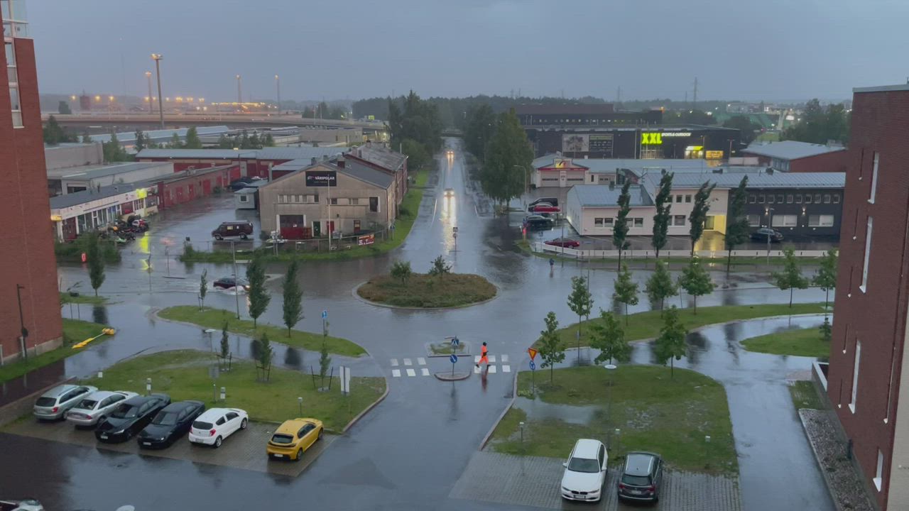 Limingantullin liikenneympyrä tulvii