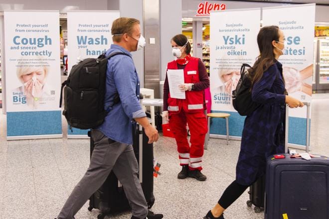 Helsinki-Vantaan lentokentälle saapuu yhä matkustajia. Heidät pyritään ohjaamaan karanteeniin. KUVA: Emilia Kangasluoma