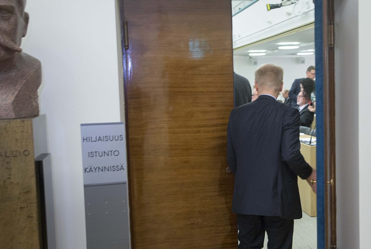 Maatalous- ja ympäristöministeri Kimmo Tiilikainen livahti perjantaina kuulemaan omiensa arvostelua. Keskustan eduskuntaryhmä antoi tannerta tömisyttäneen kokouksen jälkeen varoituksen ministerilleen.