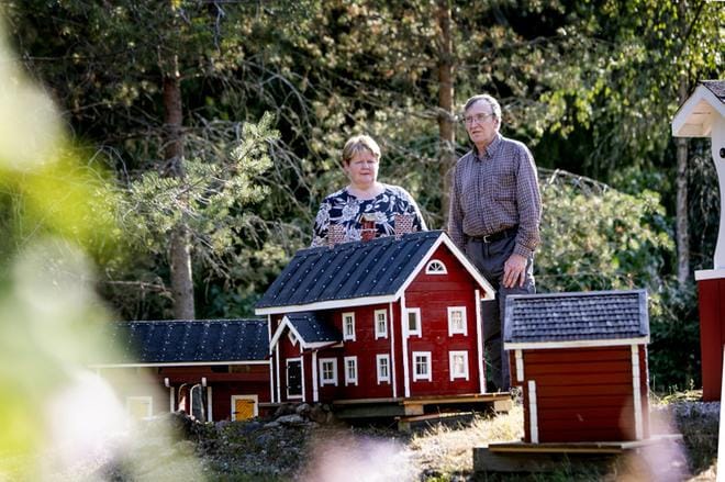 Seppo Kokkinen teki Satu-vaimolleen pohjalaispihapiirin minikoossa. Vastaavia hän ei tiedä läheltä. Hanhikoskella on tien vieressä pienempiä taloja. KUVAT: JAAKKO ELENIUS