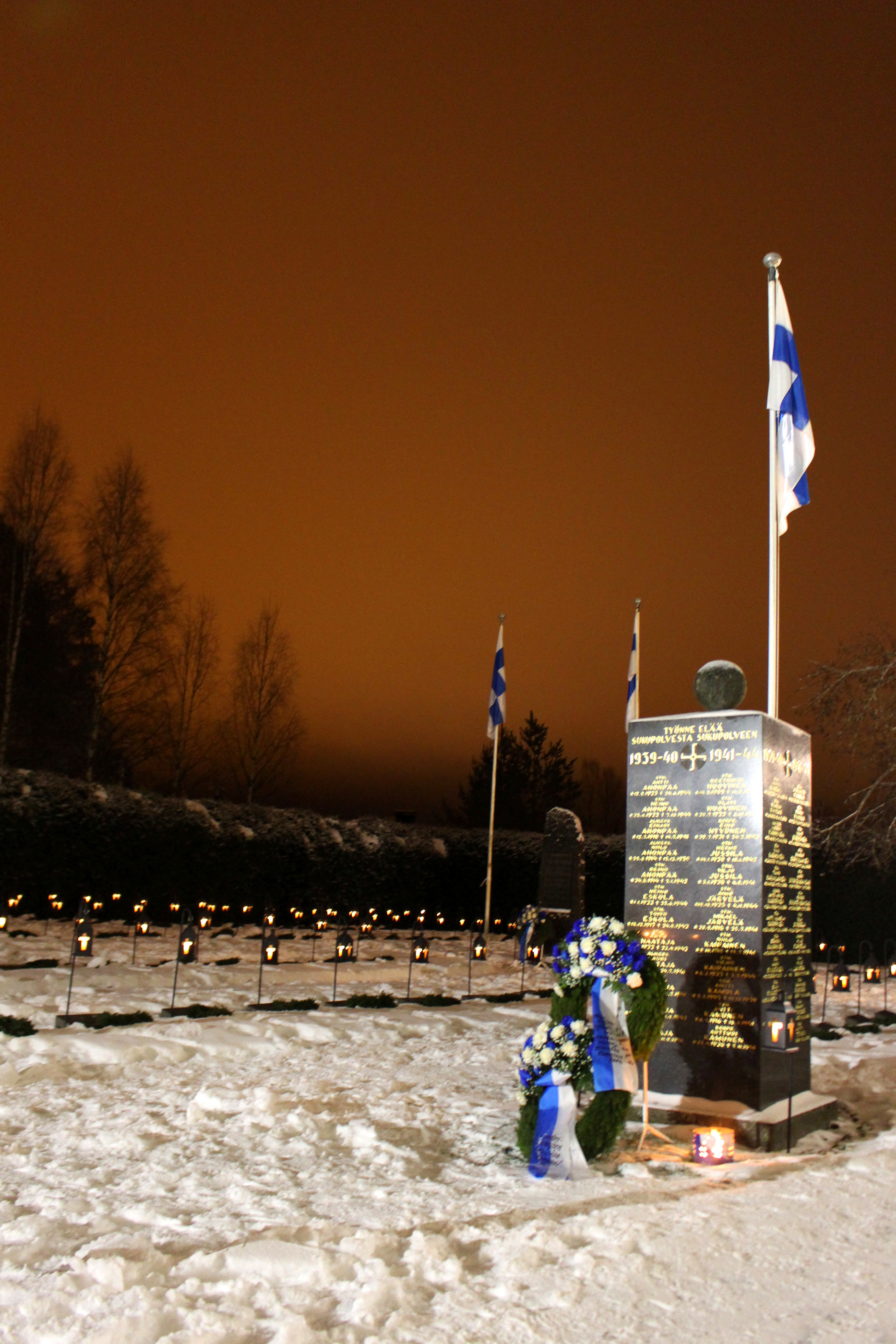 Itsenäisyyspäivänä Pyhännän sankarihaudoilla oli juhlavalaistus. Suomen liput olivat saloissa ja haudoilla palaneet kynttilät valaisivat pyhäntästen jokaiselle sankarivainajalle talkoilemia havuseppeleitä.