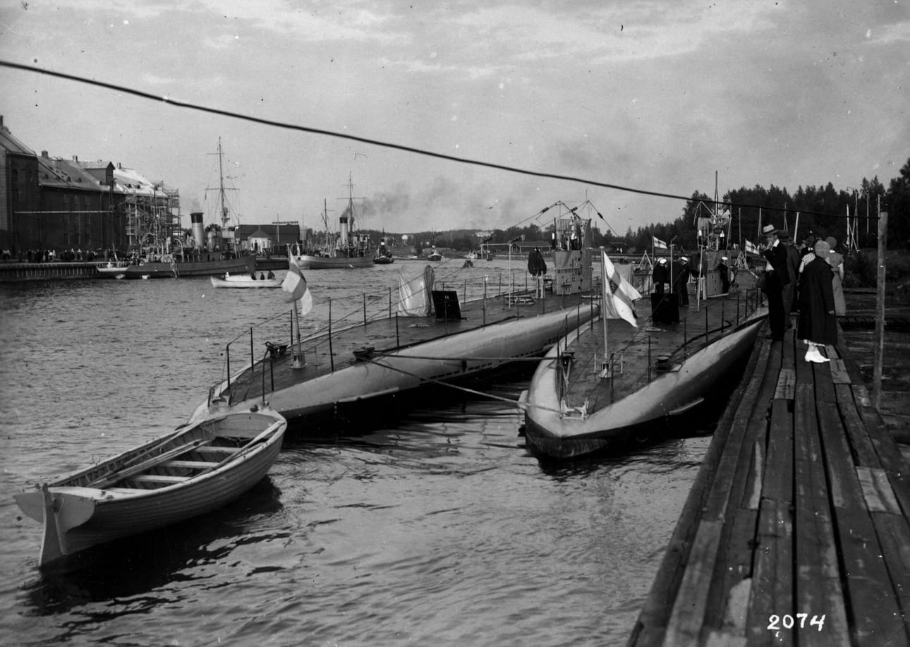 Sukellusveneet Vesihiisi ja Iku-Turso olivat mukana Suomen laivaston vierailulla Oulussa heinäkuussa 1934.