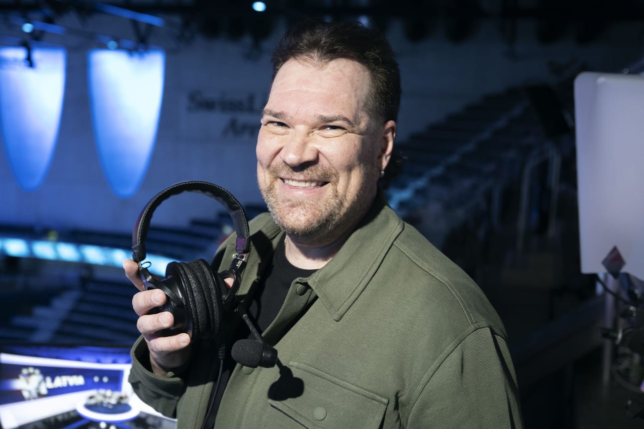 Jani Alkio tulkitsee Leijonien MM-kisapelit Zürichin Swiss Life Arenan piippuhyllyltä kotimaan miljoonayleisölle.