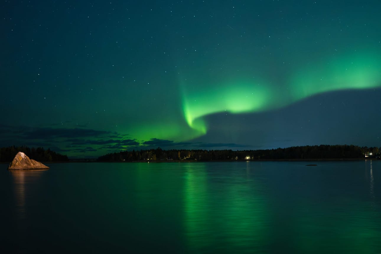Paras vuorokaudenaika revontulien havainnointiin on puolenyön molemmin puolin. Kuva on Vaasan pohjoispuolelta. LEHTIKUVA / AFP