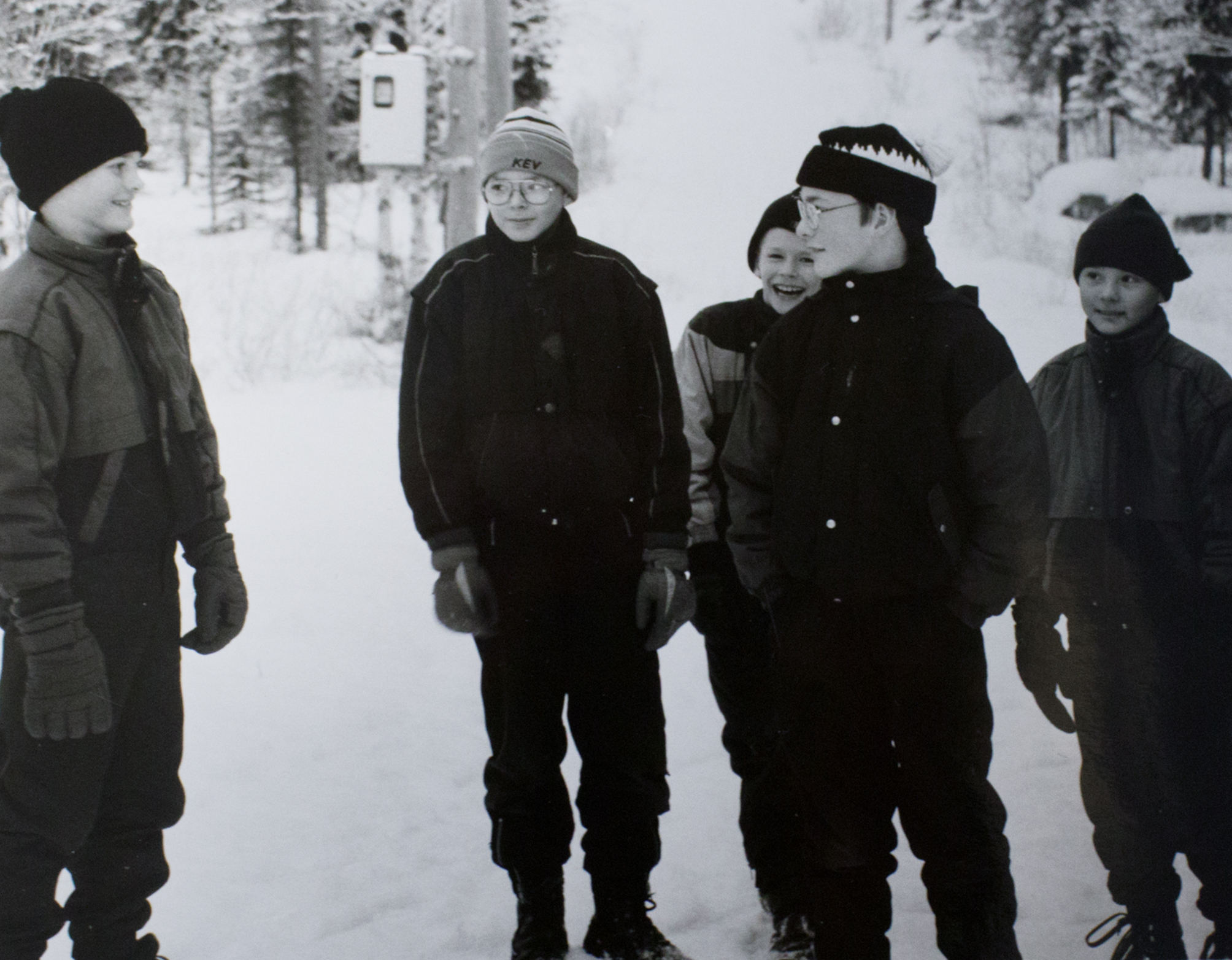Vasemmalta Marko Kujala, Janne Majava ja edessä Pekka Karjalainen. Pekan takana on Henri Hekkala ja oikealla Tapani Kujala. Kuva on otettu Kuolion koululta joskus 1990-luvun alkupuolella.