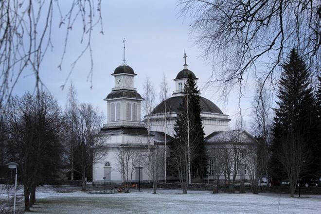 Alajärven seurakunnan kirkkoherra Ari Auranen tiedottaa Alajärven seurakunnan toimenpiteistä Suomen hallituksen ohjeistuksen mukaisesti. Hallitus on 4.5.2020 päättänyt siirtymisestä koronaepidemian hillinnän seuraavaan vaiheeseen. Julkisissa kokoontumisissa sovelletaan 1.6.2020 alkaen 50 hengen kokoontumisrajoitusta. Riskiryhmään kuuluvien suositellaan edelleen välttävän fyysisiä kontakteja ja käyttävän omaa harkintaa. Kaikkien osallistujien tulee olla täysin terveitä. KUVA: JOHANNA KATAJA