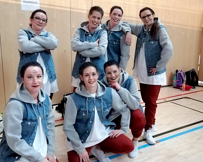 Aikuisista tanssijoista koostuva hip hop -pienryhmä esitti Vaasassa Elämänkoulun niin mainiosti, että sai siitä tsemppipalkinnon.