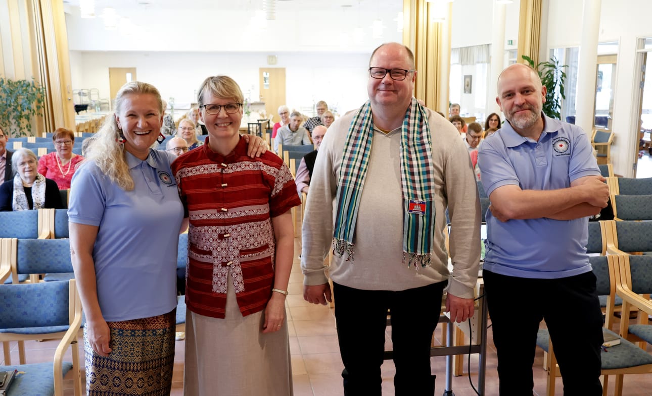 Kauhavan seurakunnan lähetyssihteeri Henna Luoma sai Pia ja Tero Ruotsalalta Kambodžan-tuliaisina paidan, kirkkoherra Jyrki Jormakka huivin.