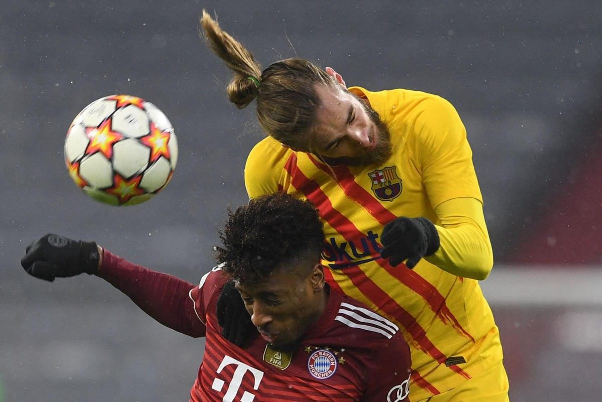 Barcelona ei ole jäänyt Mestarien liigassa pudotuspelien ulkopuolelle sitten kauden 2000–2001. Palloa tavoittelivat Barcelonan Oscar Mingueza (oik.) ja Bayernin Kingsley Coman. LEHTIKUVA / AFP