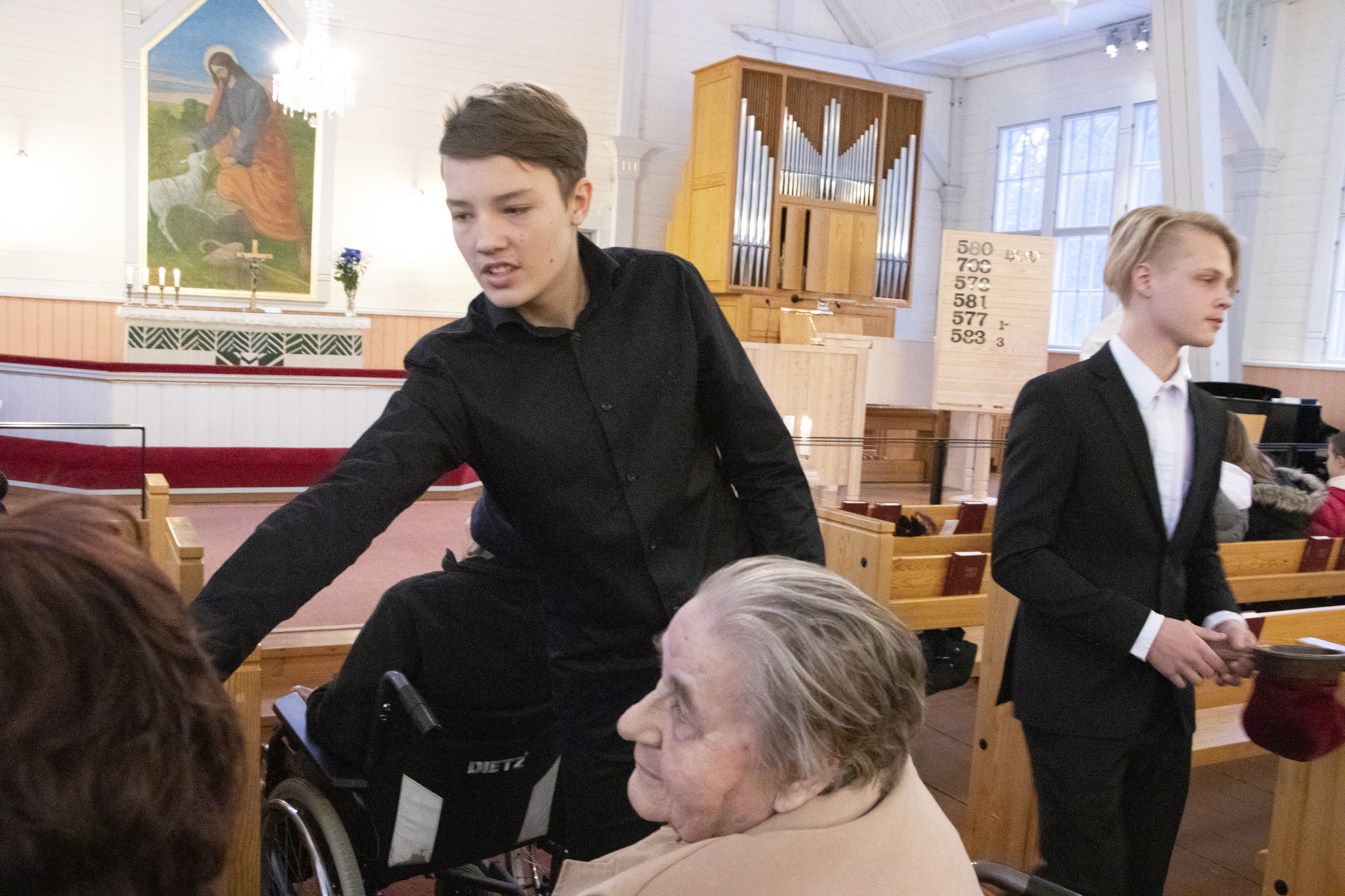 Pyhännän kunnan itsenäisyyspäivän sanajumalanpalveluksessa kolehdin keräsivät rippikoululaiset Janne Mahosenaho ja Eetu Rönkä.