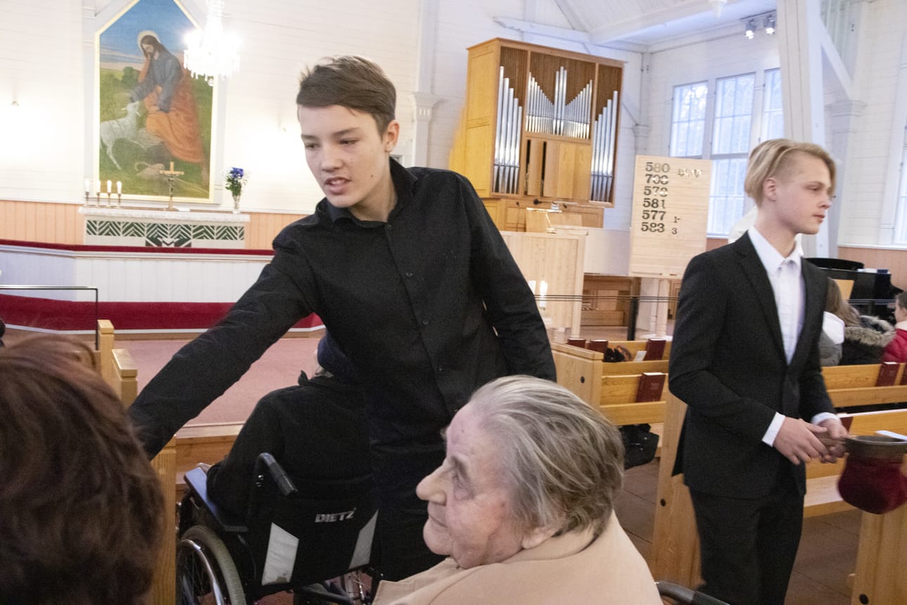 Pyhännän kunnan itsenäisyyspäivän sanajumalanpalveluksessa kolehdin keräsivät rippikoululaiset Janne Mahosenaho ja Eetu Rönkä.