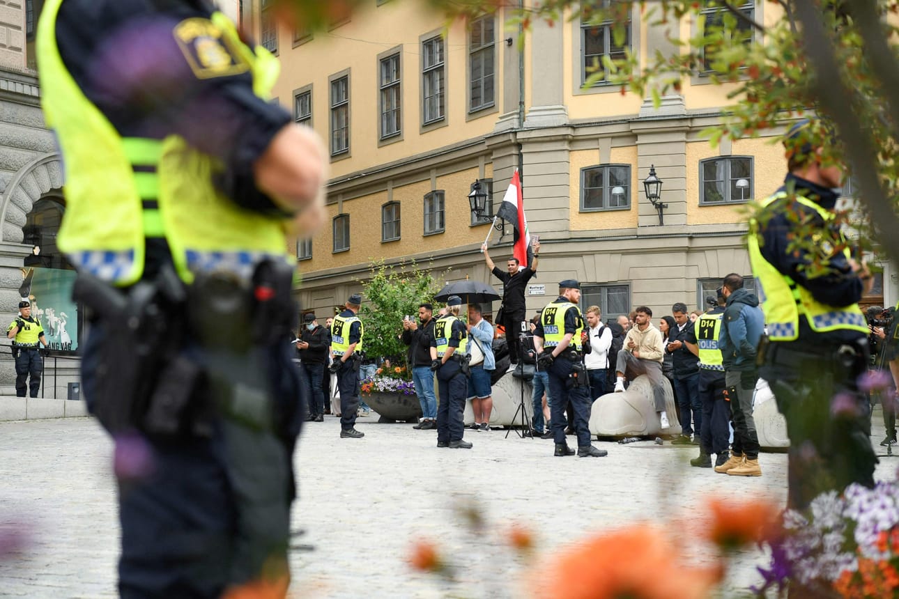 Poliisit valvovat mielenosoitusta heinäkuussa Tukholmassa. LEHTIKUVA/AFP