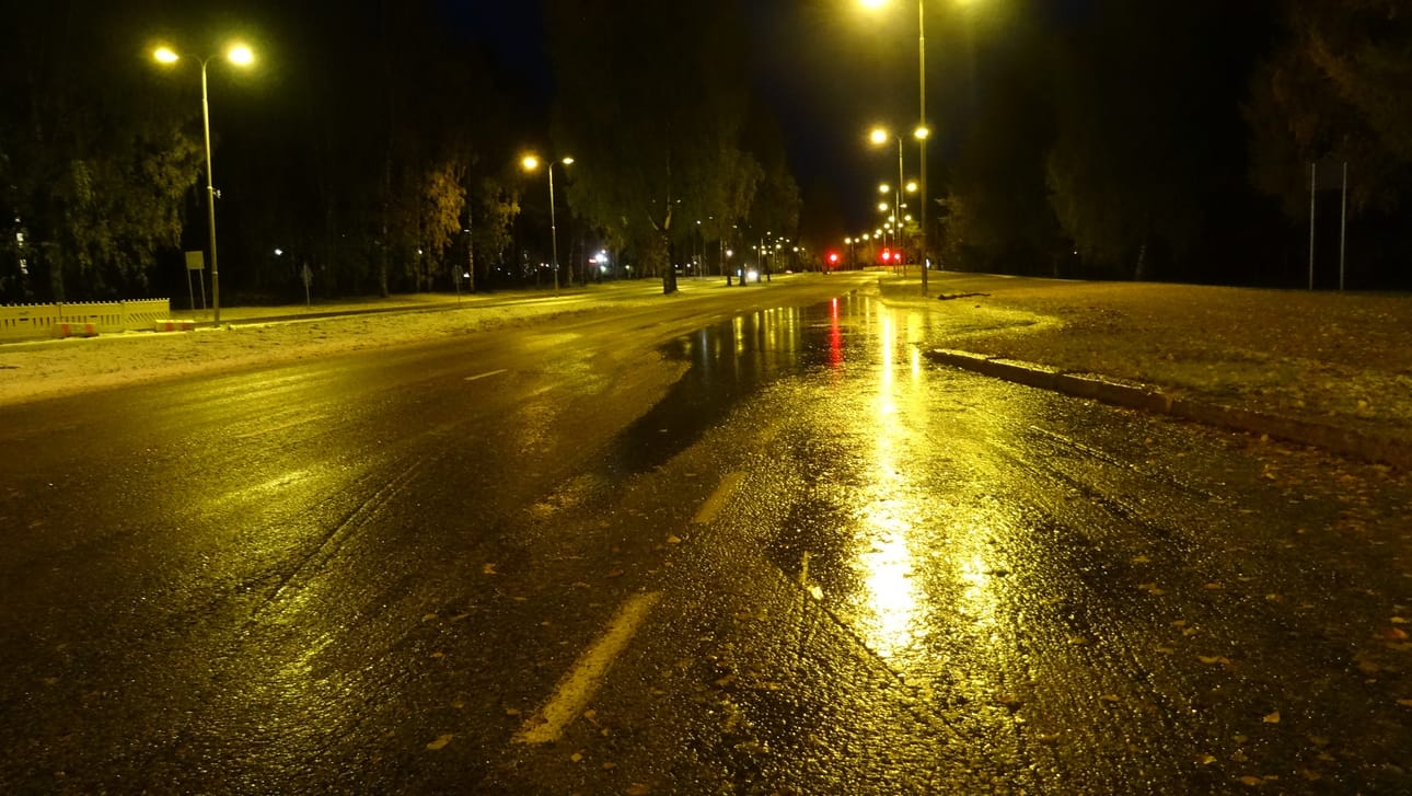 Kalevan lukija lähetti kuvan, kuinka tienpinnat ovat paikoin liukkaita.