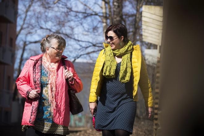 Taina Inkeri Lehto (vas.) ja Piia Yli-Heikkuri (sd.) olivat jo viikonloppuna vapputunnelmissa. Naiset aikovat vierailla vappupäivänä vakaumuksensa puolesta kaatuneiden muistomerkillä ja osallistua Ay-keskuksen sisäpihalta kohti Kauppatoria kello 11.57 starttaavalle työväen marssille. KUVA: JARNO PELLINEN
