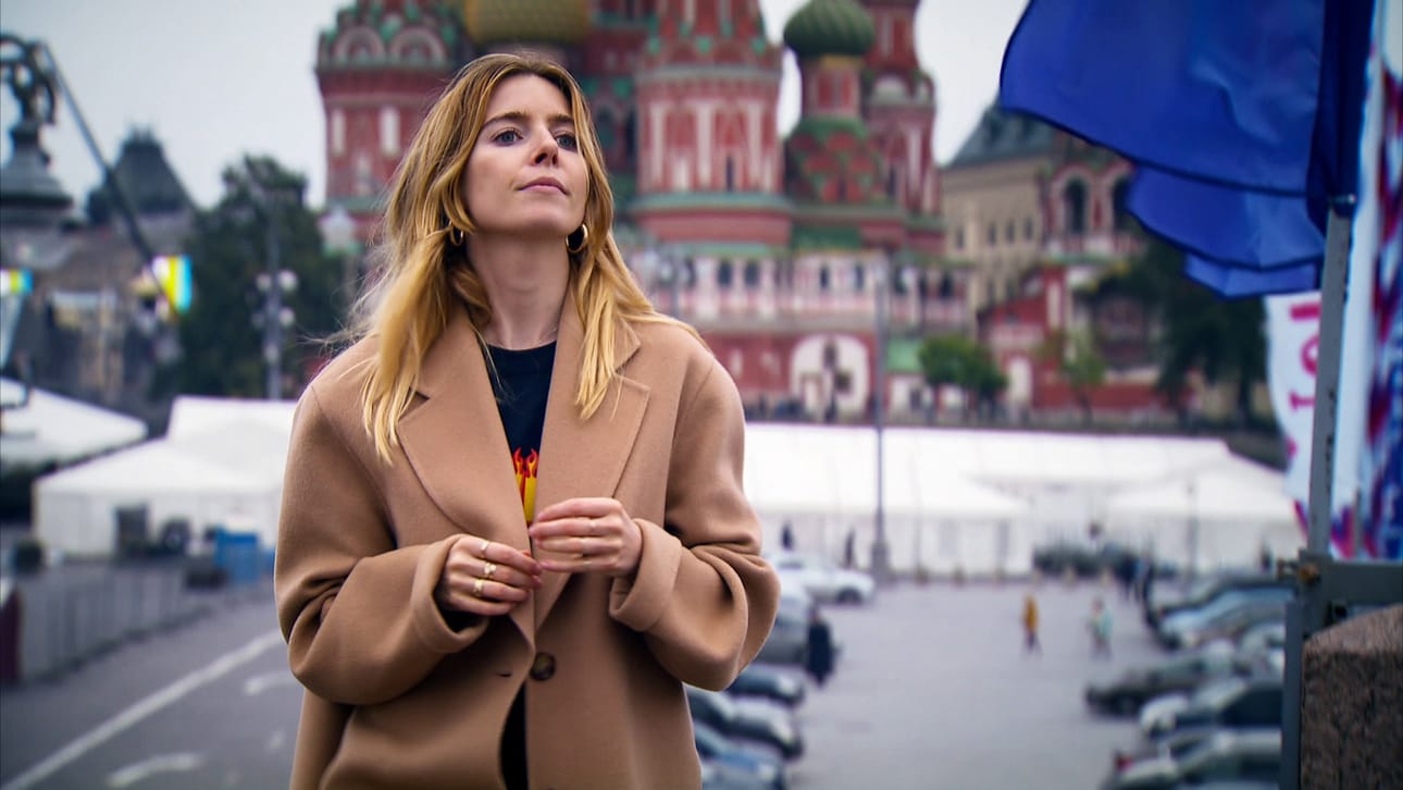 Brittitoimittaja Stacey Dooley perehtyy hakattujen naisten kovaan kohtaloon Venäjällä, jossa lainsäädäntö ei suojaa naista perheväkivallalta.