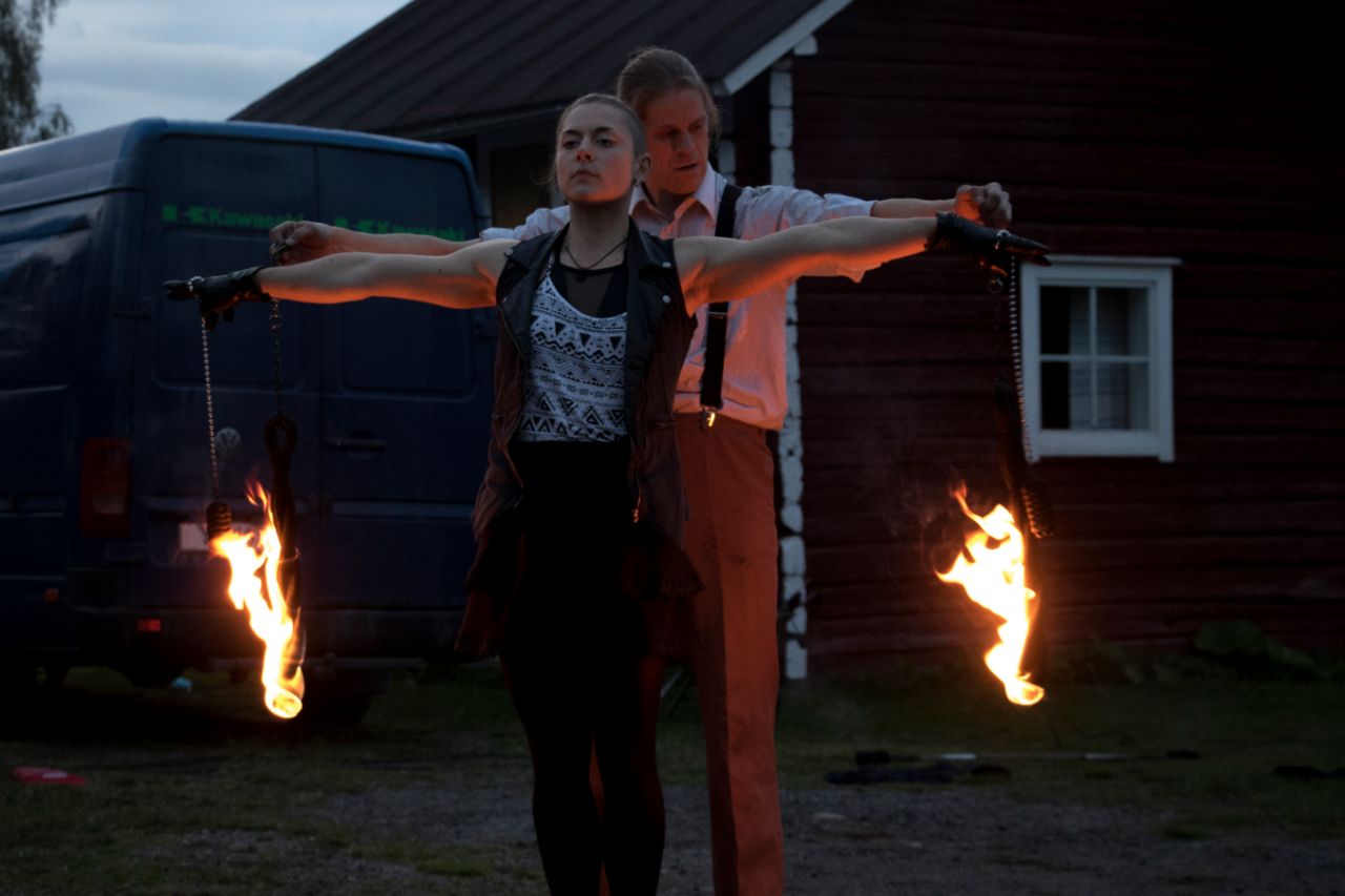 Katso video: Tältä näytti Hornan valkeat -tulitaideryhmän esitys Suomelan venetsialaisissa